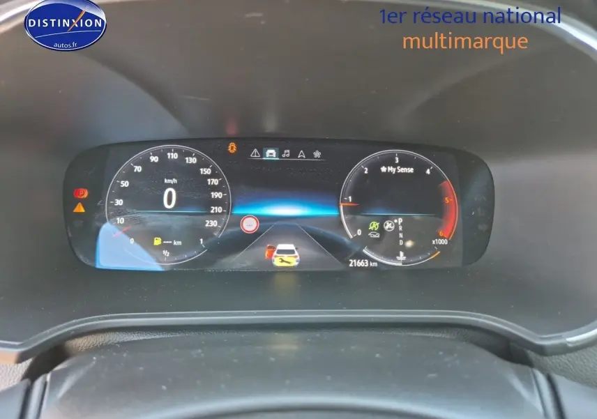 Affichage numérique du tableau de bord de la Renault Mégane Break 2024, montrant la vitesse et le régime moteur.