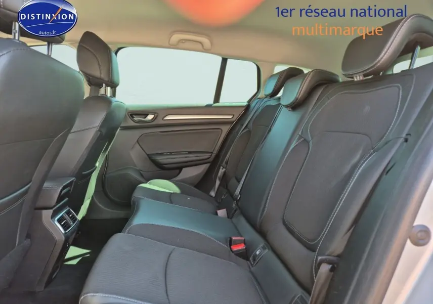 Vue intérieure arrière de la Renault Mégane Break 2024 montrant la banquette tissu gris foncé avec appuie-têtes et ceintures de sécurité.