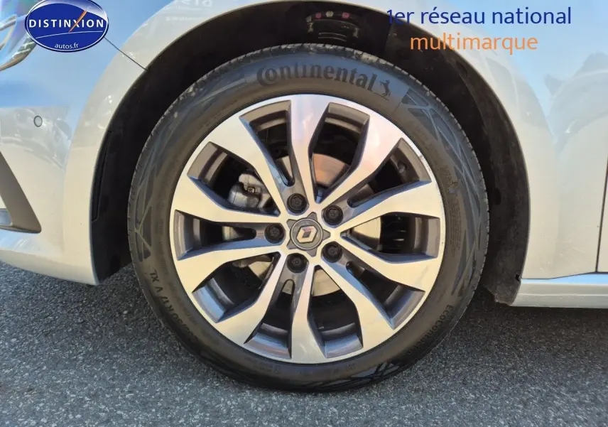 Gros plan sur la jante alu avant droite gris titanium de la Renault Mégane Break 2024 avec logo central Renault visible.