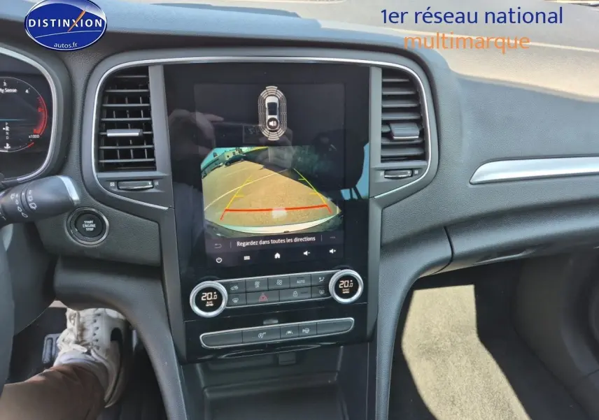 Vue intérieure centrée sur la console centrale tactile et le tableau de bord gris foncé de la Renault Mégane Break 2024.