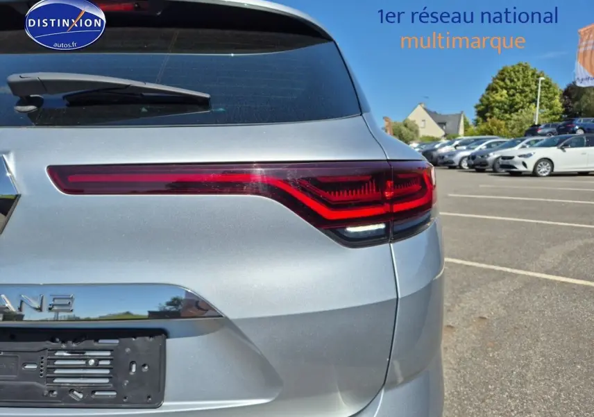 Vue arrière côté gauche du break Renault Mégane gris titanium 2024 avec feux arrière LED distinctifs.