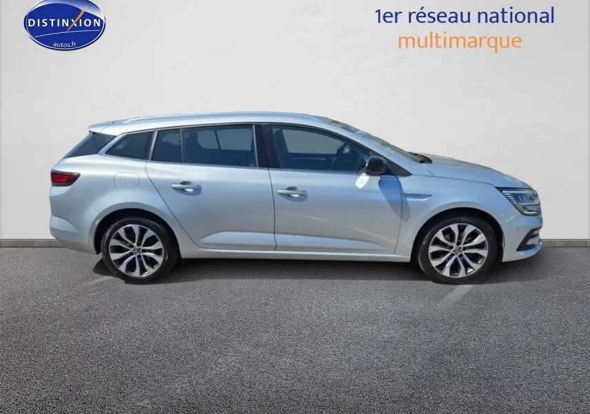 Profil latéral droit d’une Renault Mégane Break 2024 gris Titanium avec jantes alliage et vitres teintées.
