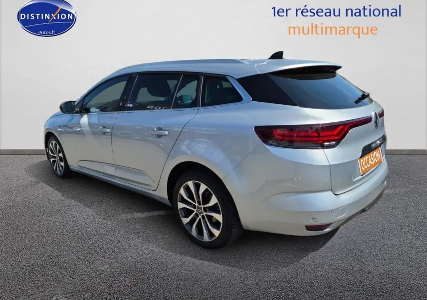 Renault Mégane Break gris titanium vue 3/4 arrière droit, feux LED et jantes alliage visibles.