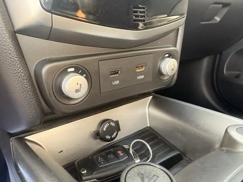 Détail de la console centrale du SsangYong Tivoli 2017, montrant les commandes de sièges chauffants et les ports USB et HDMI.