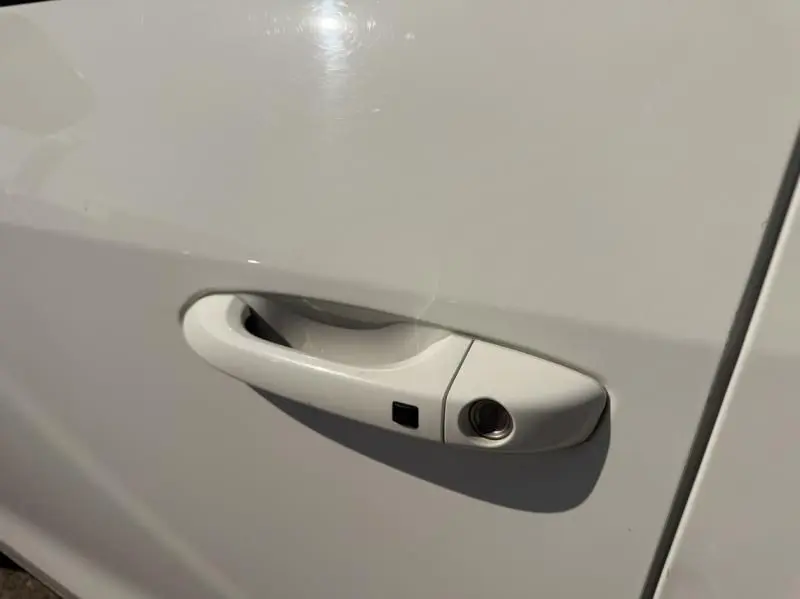 Poignée de porte blanche côté gauche du SSANGYONG TIVOLI 2017, version 160 e-XDI 115 cv 2WD Sport Bi-Ton.