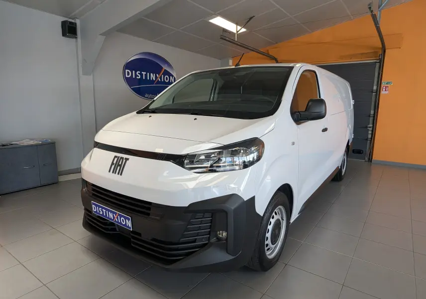 Fiat Scudo Fourgon XL blanc vu en 3/4 avant droit dans un showroom avec jantes tôles et calandre noire.