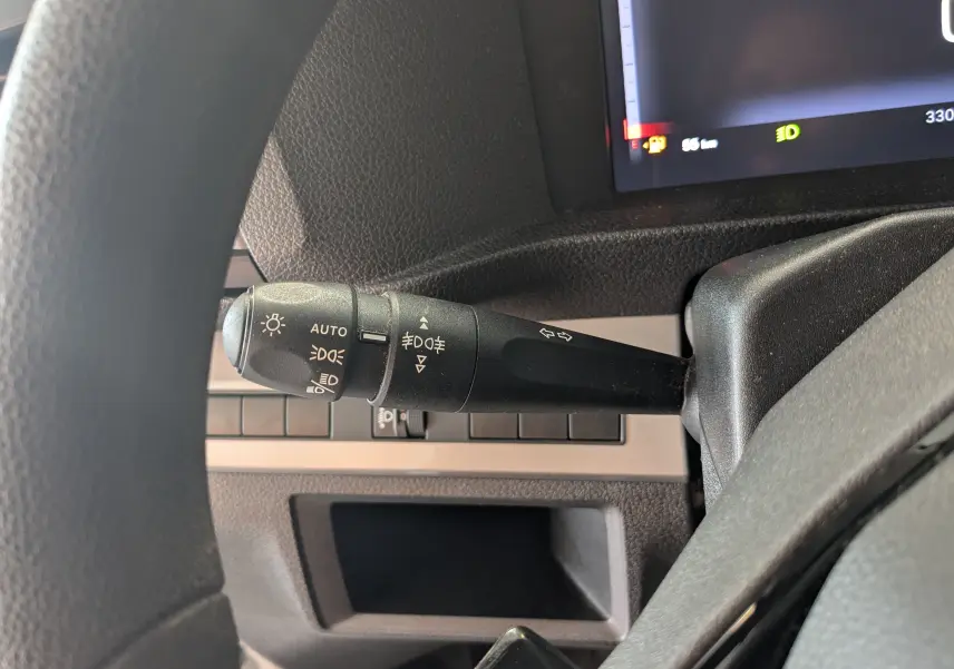 Gros plan sur la commande des phares et clignotants à gauche du volant du Fiat Scudo Fourgon XL 145 EAT8 2024.