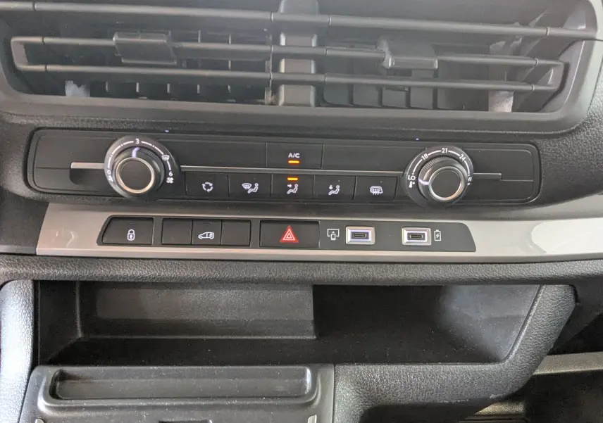 Détail du tableau de bord du Fiat Scudo Fourgon XL 145 EAT8 2024, montrant les commandes de climatisation et ports USB.