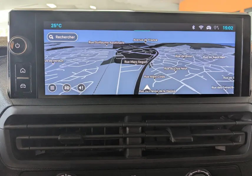 Écran tactile de navigation 3D du Fiat Scudo Fourgon XL 145 EAT8 2024, affichant une carte routière détaillée.