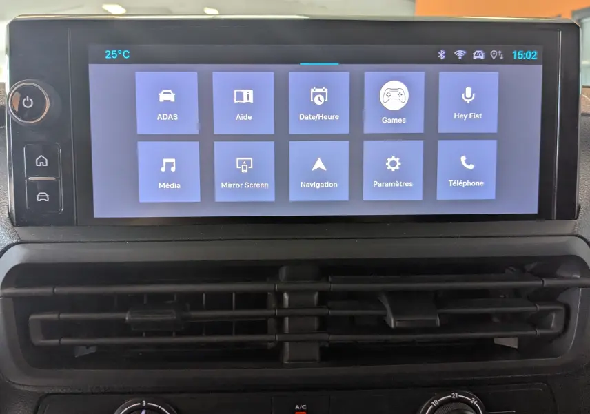 Écran tactile central du tableau de bord du Fiat Scudo Fourgon XL 145 blanc, affichant le menu principal connecté.
