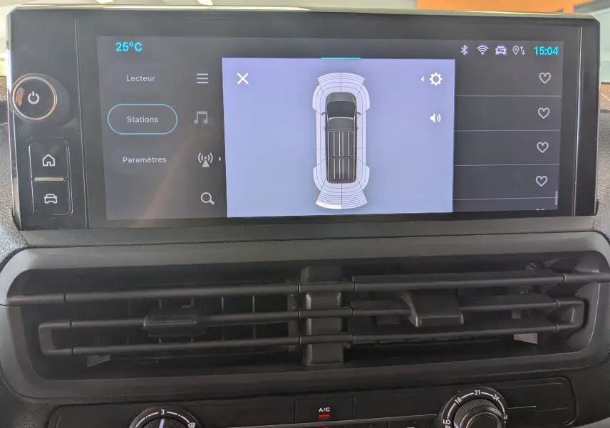 Vue rapprochée de l'écran tactile central du FIAT Scudo Fourgon XL 145 EAT8 2024, affichant l'aide au stationnement.