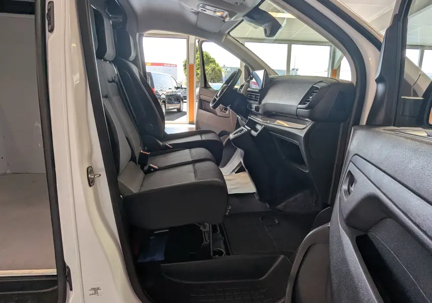 Vue intérieure côté gauche du FIAT Scudo Fourgon XL 145 EAT8 blanc 2024, montrant les sièges avant et le tableau de bord.