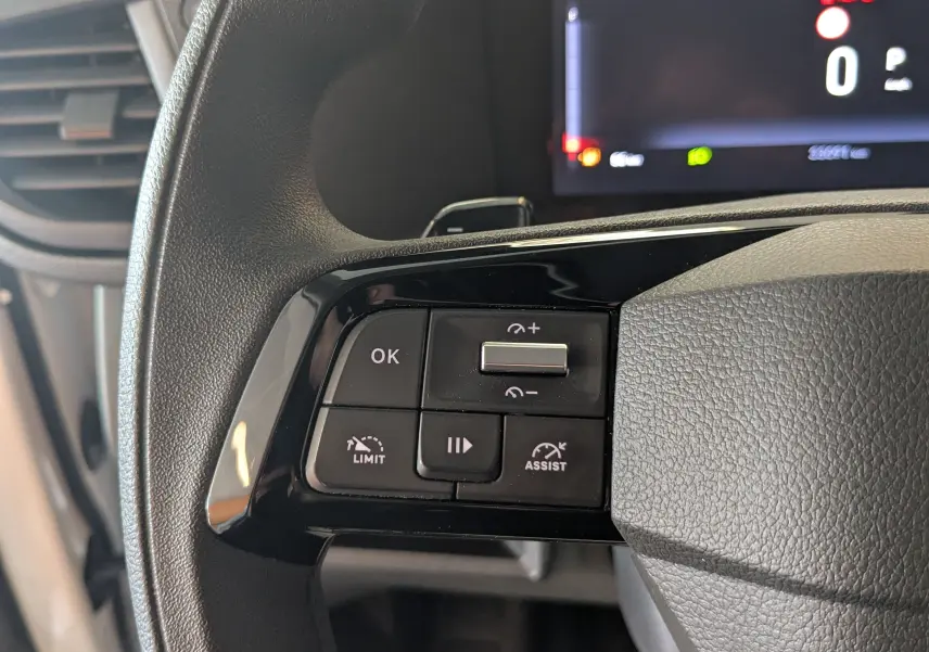 Gros plan sur les commandes au volant à gauche du tableau de bord du Fiat Scudo Fourgon XL blanc 2024.