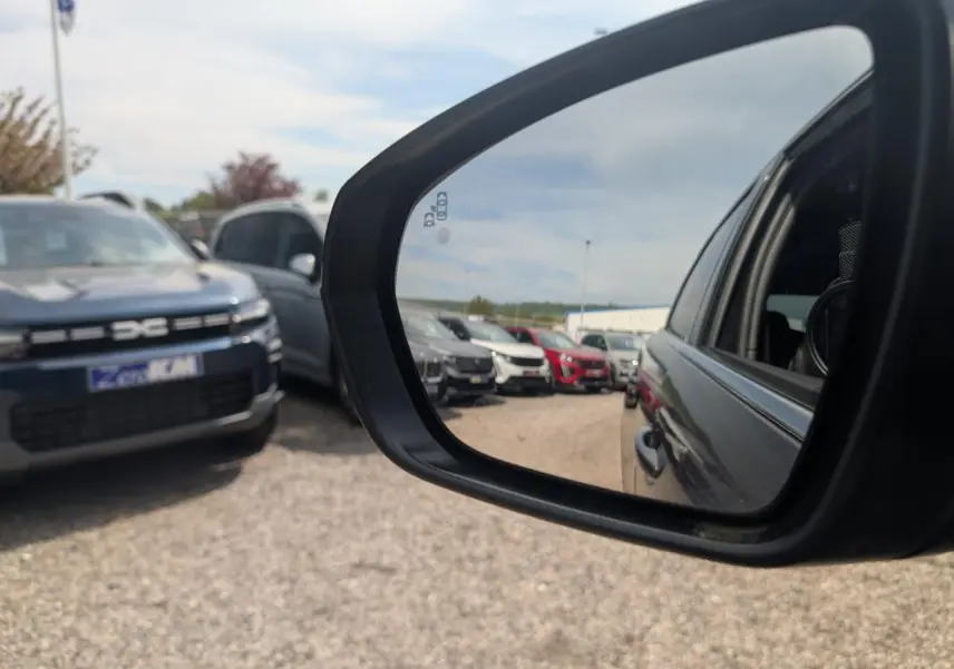 Vue latérale droite du Peugeot 5008 gris métallisé GT, avec rétroviseur extérieur noir Perla Nera visible.