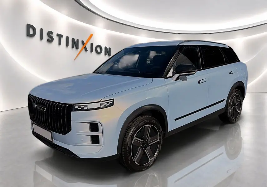 SUV JAECOO J7 gris moonlight vu en 3/4 avant droit, avec toit noir et calandre verticale noire distinctive.