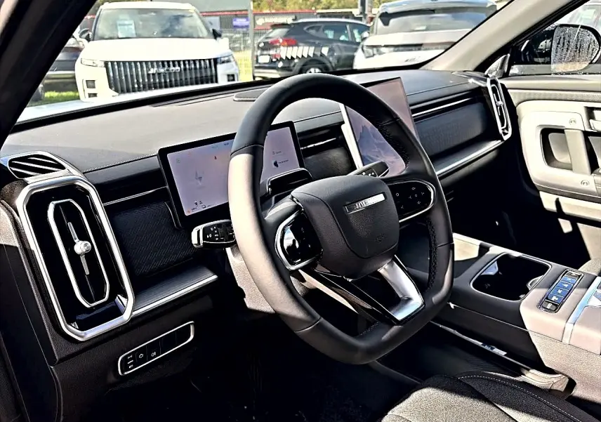 Intérieur du JAECOO J7 1.5 tgdi 224 select, vue côté conducteur sur volant multifonction et écran tactile.