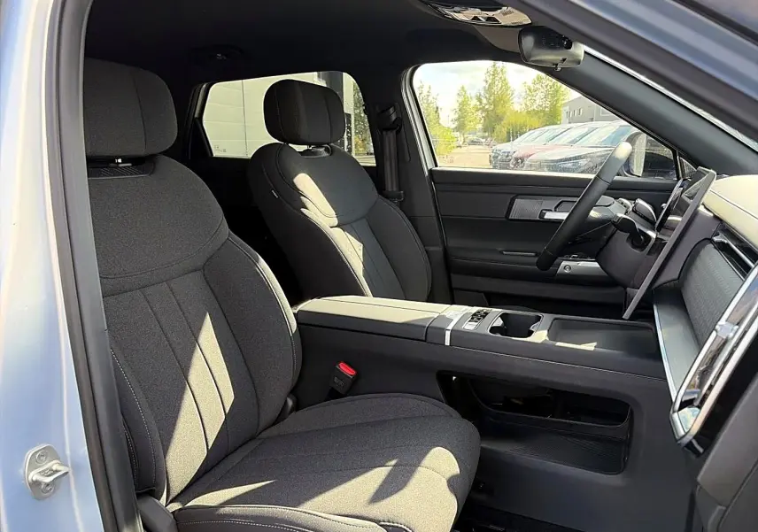 Intérieur avant du JAECOO J7 gris moonlight, vue côté gauche sur sièges tissu et console centrale avec écran tactile.