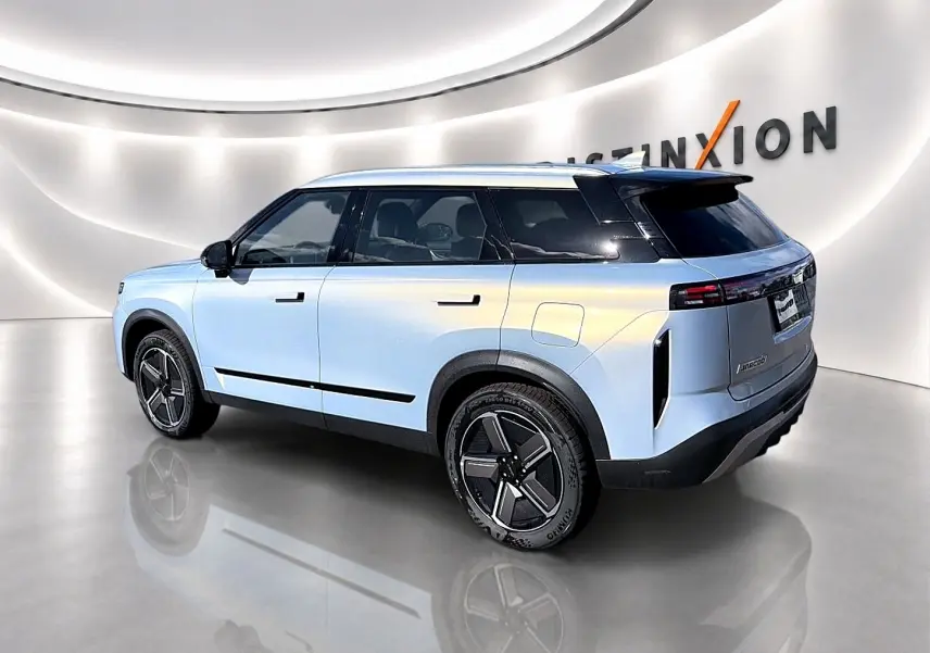Vue 3/4 arrière droite du SUV JAECOO J7 gris moonlight avec toit noir et jantes alu distinctives.