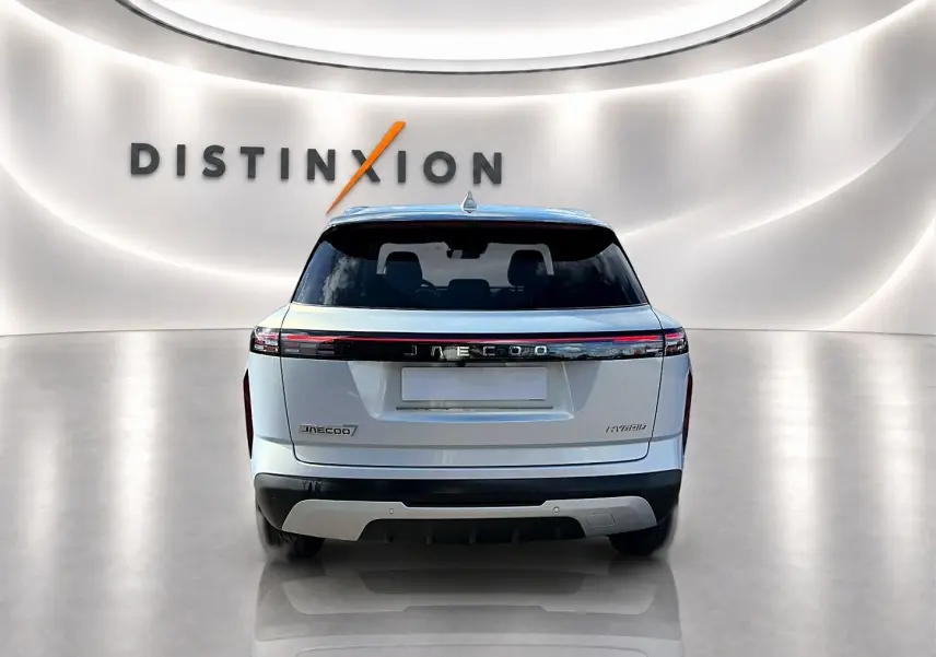 Vue arrière du SUV JAECOO J7 gris moonlight avec feux LED et logo lumineux sur fond blanc épuré.