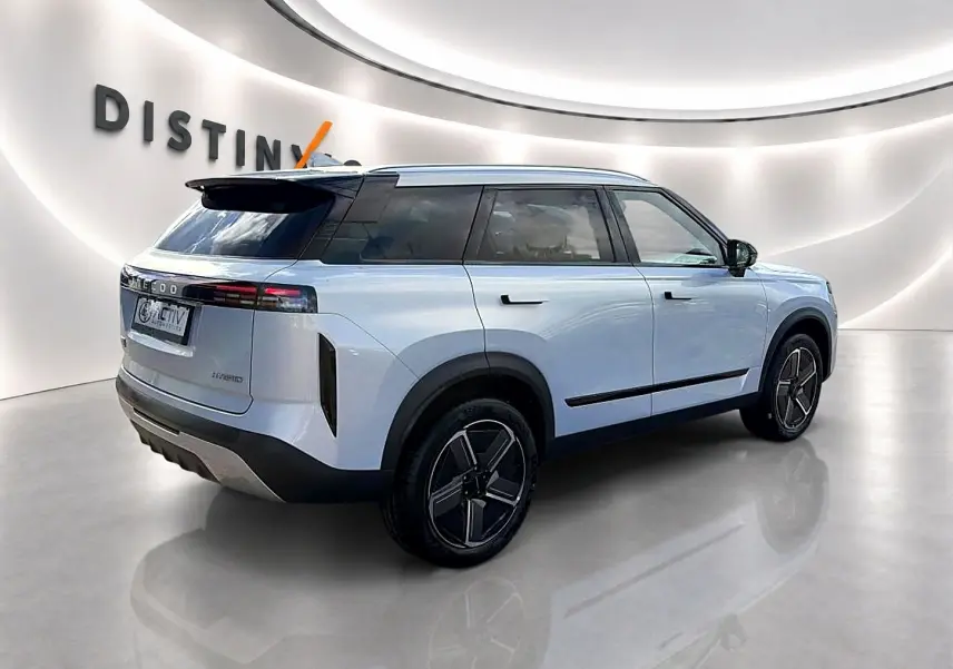 Vue 3/4 arrière droite du SUV JAECOO J7 gris moonlight avec toit noir et jantes alu au design moderne.