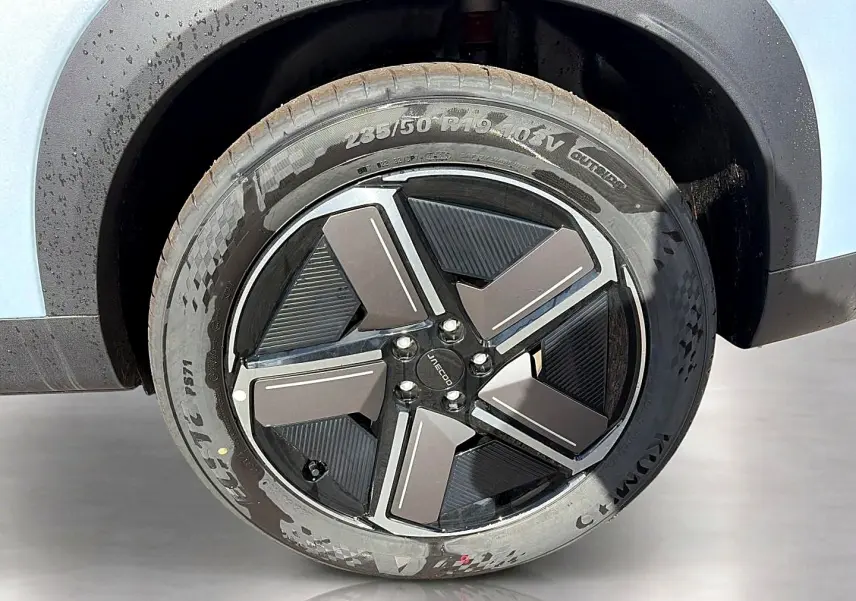 Gros plan sur la roue avant gauche du JAECOO J7 gris moonlight avec jante alu au design moderne.