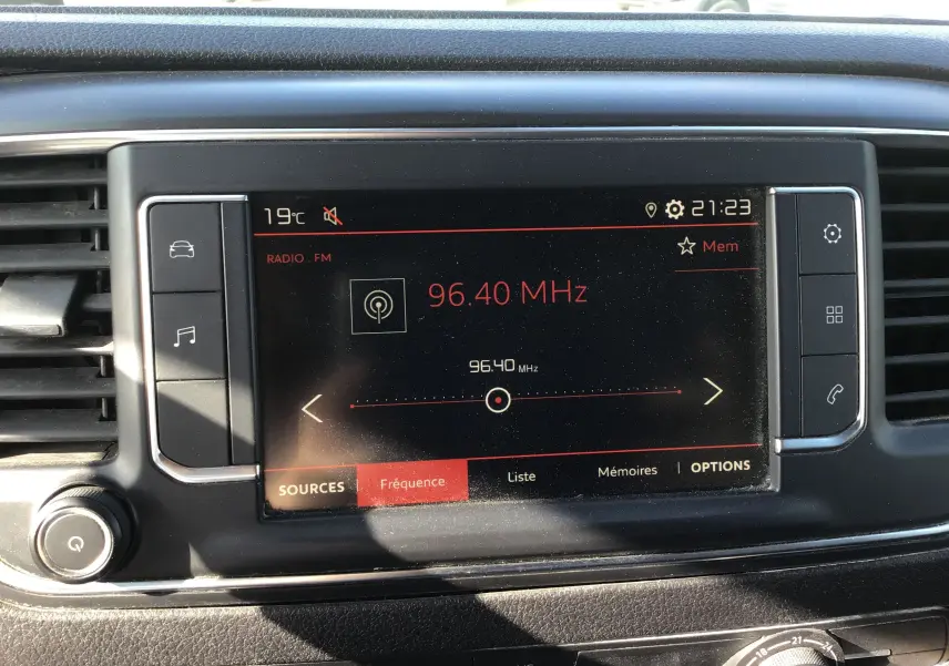 Écran tactile central du tableau de bord du Citroën Jumpy blanc 2021 affichant la radio FM à 96,40 MHz.