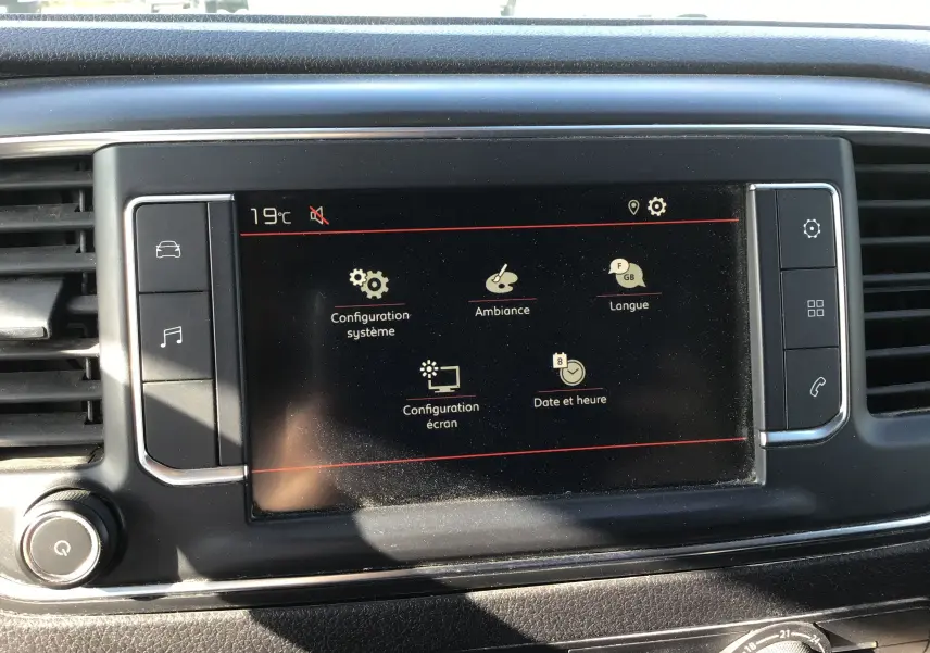 Écran tactile central du tableau de bord du Citroën Jumpy XL blanc, affichant les réglages système et ambiance.