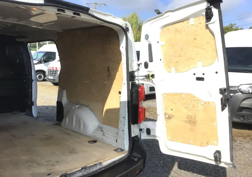 Vue arrière droite du Citroën Jumpy XL blanc 2021 avec portes ouvertes montrant l'intérieur utilitaire en bois.