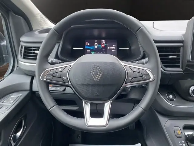Vue frontale du volant noir du Renault Trafic Cabine Approfondie 2025 avec commandes intégrées et tableau de bord digital.