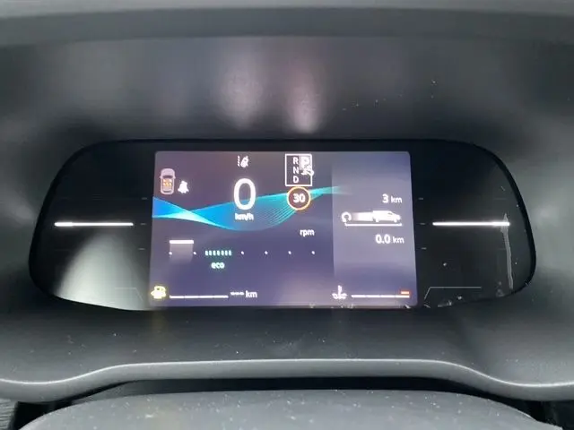 Affichage numérique du tableau de bord du Renault Trafic L2H1 2025, montrant la vitesse à zéro et l'état du véhicule.