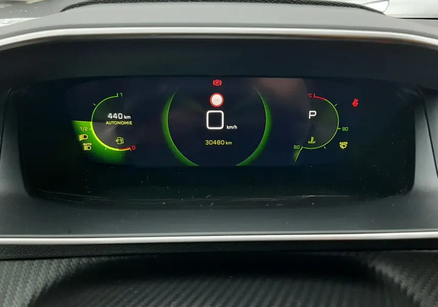 Tableau de bord numérique du Peugeot 2008 1.2 PureTech 130ch GT 2023 affichant 30 480 km et autonomie 440 km.