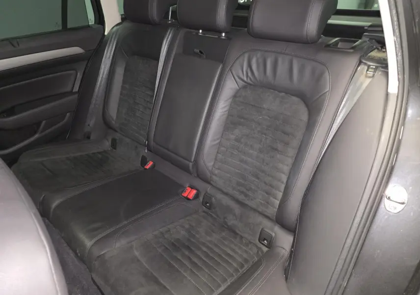 Vue côté droit de la banquette arrière en cuir noir et Alcantara de la Volkswagen Passat SW gris métallisé 2019.
