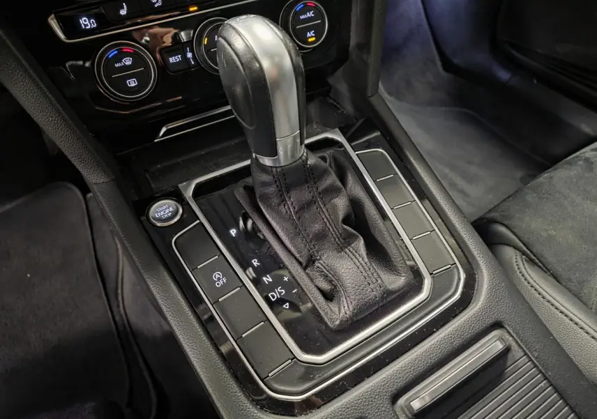 Le levier de boîte automatique noir de la Volkswagen Passat SW 2019, entouré de commandes et console centrale.