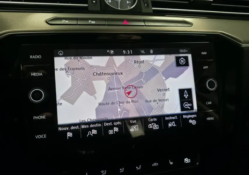 Écran tactile du système de navigation de la Volkswagen Passat SW 2019 affichant une carte détaillée avec commandes autour.