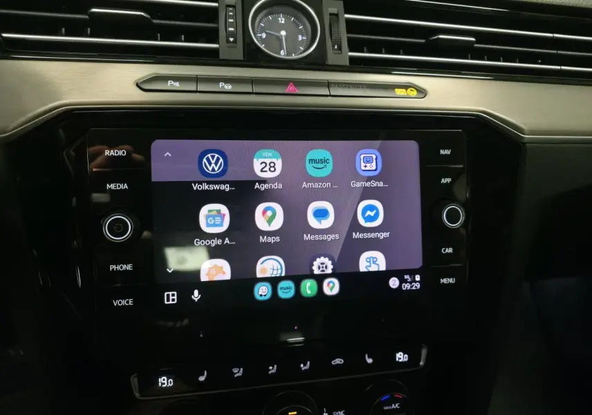 Vue rapprochée de l'écran tactile central et horloge analogique du tableau de bord de la Volkswagen Passat SW grise de 2019