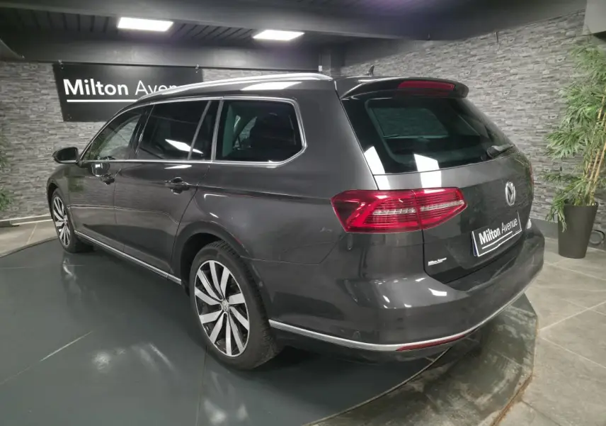 Volkswagen Passat SW gris métallisé vue 3/4 arrière droit avec jantes alliage Dartford 18 pouces