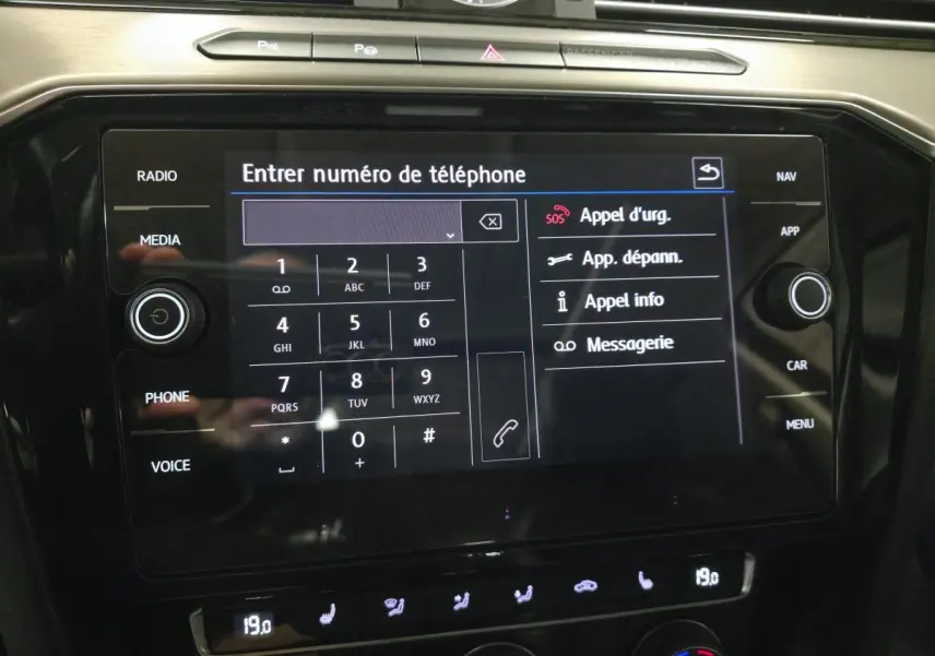 Écran tactile central de la Volkswagen Passat SW 2019 affichant le clavier pour entrer un numéro de téléphone.