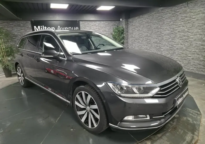 Volkswagen Passat SW gris vue 3/4 avant droit avec jantes alliage 18 pouces Dartford dans showroom.