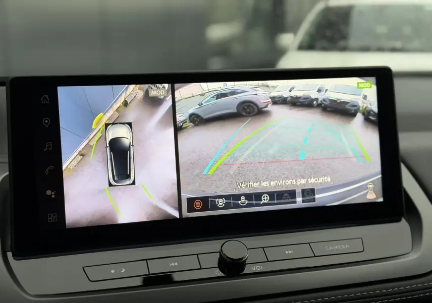 Écran intérieur affichant la caméra 360° et la vue arrière du Nissan Qashqai III gris Squale en stationnement.