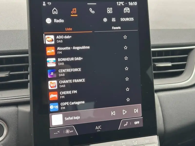 Intérieur de Renault Captur 2025 montrant l’écran central tactile avec liste des radios, ambiance sobre et moderne.