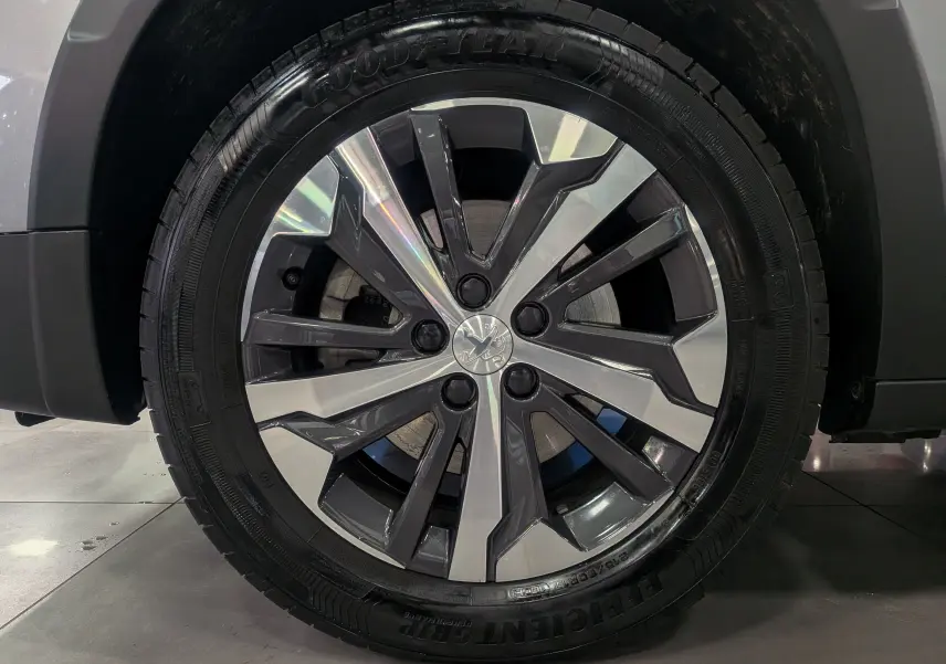 Gros plan sur la jante alliage biton du côté gauche d’un Peugeot Rifter 2024 gris Artense.