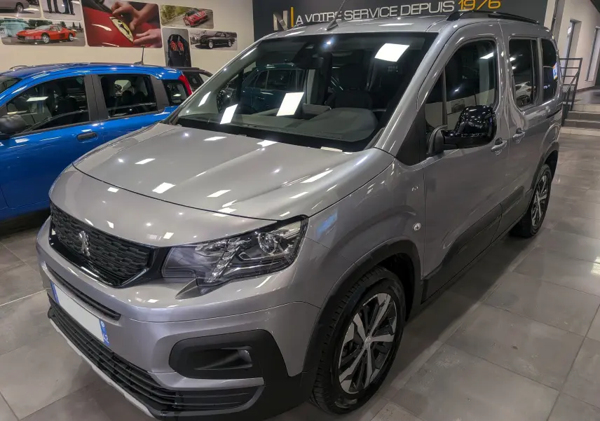 Peugeot Rifter 2024 gris Artense en 3/4 avant droit, avec jantes bi-ton et détails noirs contrastants.