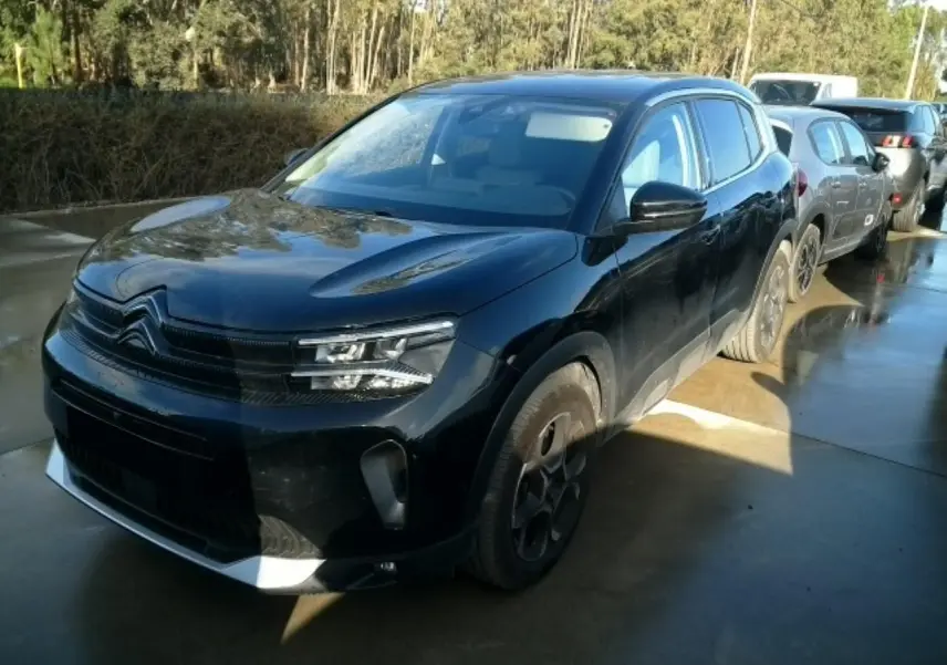 Citroën C5 Aircross noir Perla vue 3/4 avant droit, avec jantes alliage et toit bi-ton noir.
