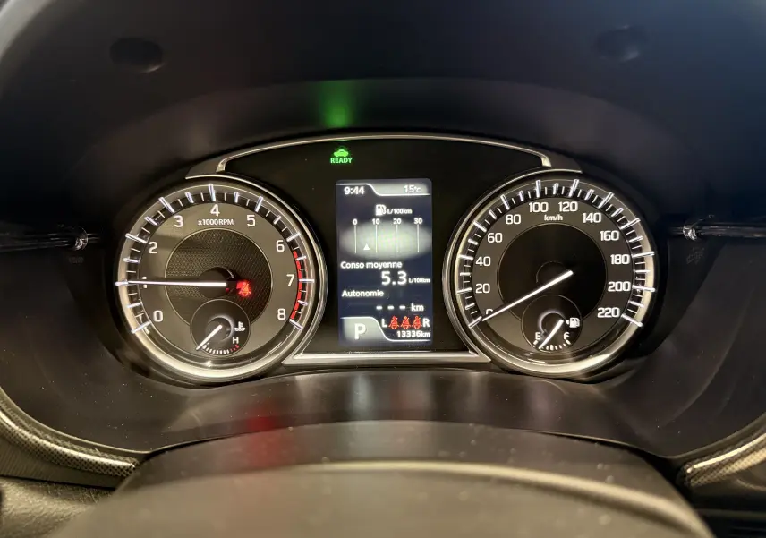 Vue rapprochée du tableau de bord du Suzuki Vitara 2023, affichant compte-tours, vitesse et écran central digital.