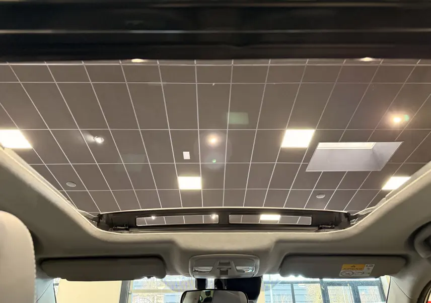 Toit ouvrant panoramique ouvert vu de l'intérieur avant du Suzuki Vitara 2023 jaune toit noir.