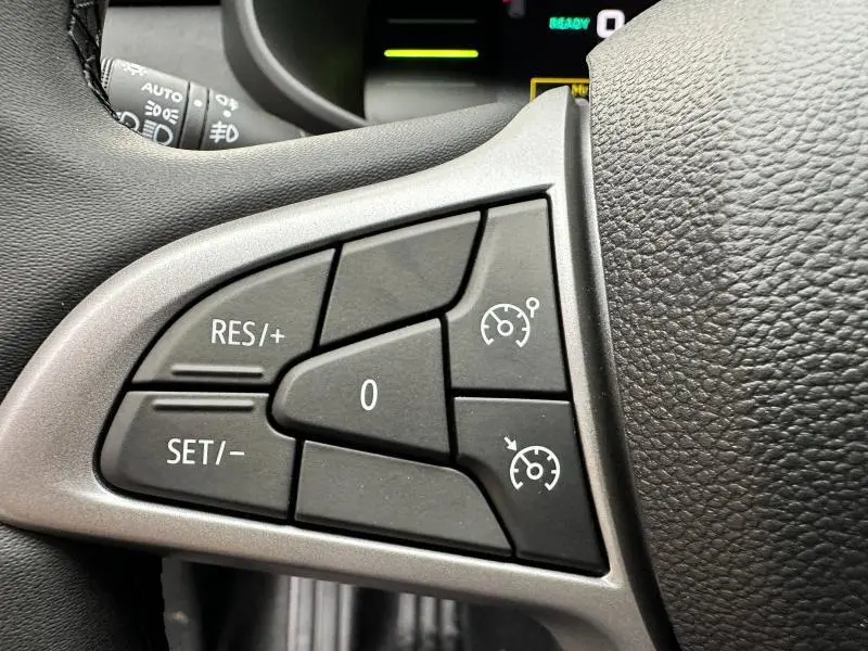 Gros plan sur les commandes du régulateur de vitesse au volant du Dacia Jogger noir nacré 2025.