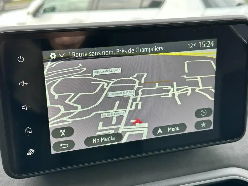 Écran tactile central du tableau de bord du Dacia Jogger 2025 affichant la navigation GPS en mode carte.