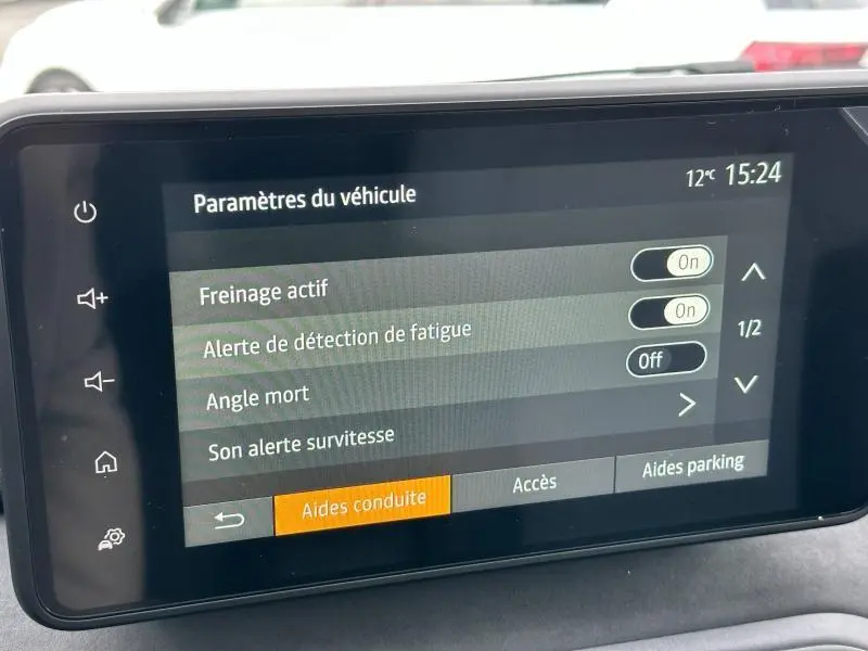 Écran tactile intérieur du Dacia Jogger affichant les paramètres d’aides à la conduite, vue de face.