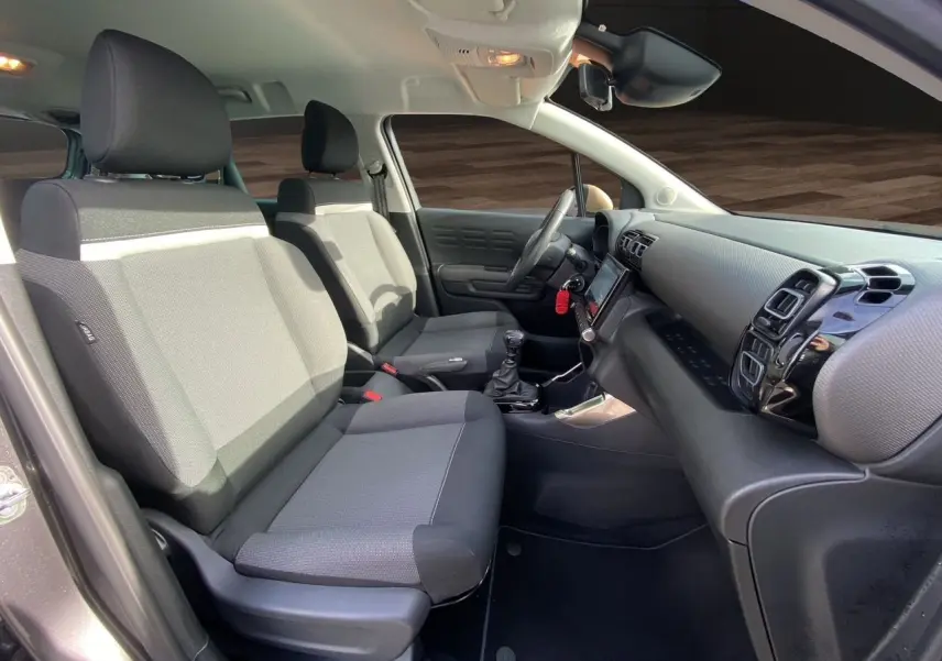 Vue intérieure côté droit de la Citroën C3 Aircross 2022, sièges tissu gris noir et tableau de bord moderne.
