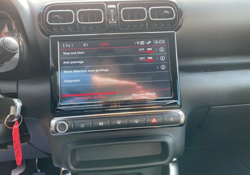 Vue rapprochée de la console centrale du Citroën C3 Aircross gris platinium, écran tactile affichant les réglages de conduite.